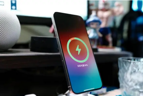 工业园区苹果15换屏服务分享用什么充电器给iPhone15充电更好 
